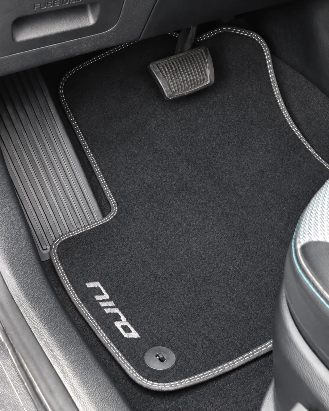 Après : tapis conducteur d’un Kia Niro, propre