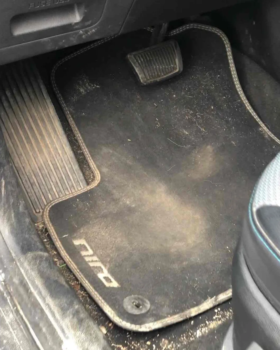 Avant : tapis conducteur d’un Kia Niro, sale