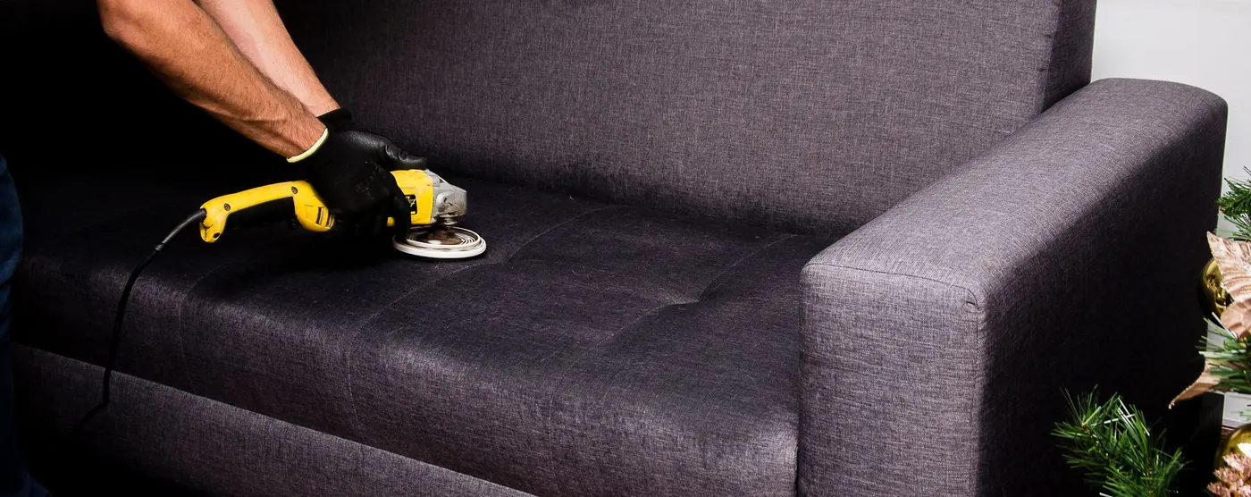 Nettoyage d’un canapé en tissu avec une machine professionnelle