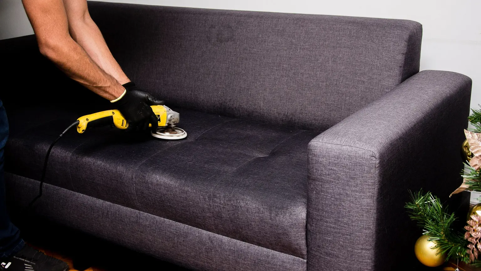Nettoyage d’un canapé en tissu avec une machine professionnelle