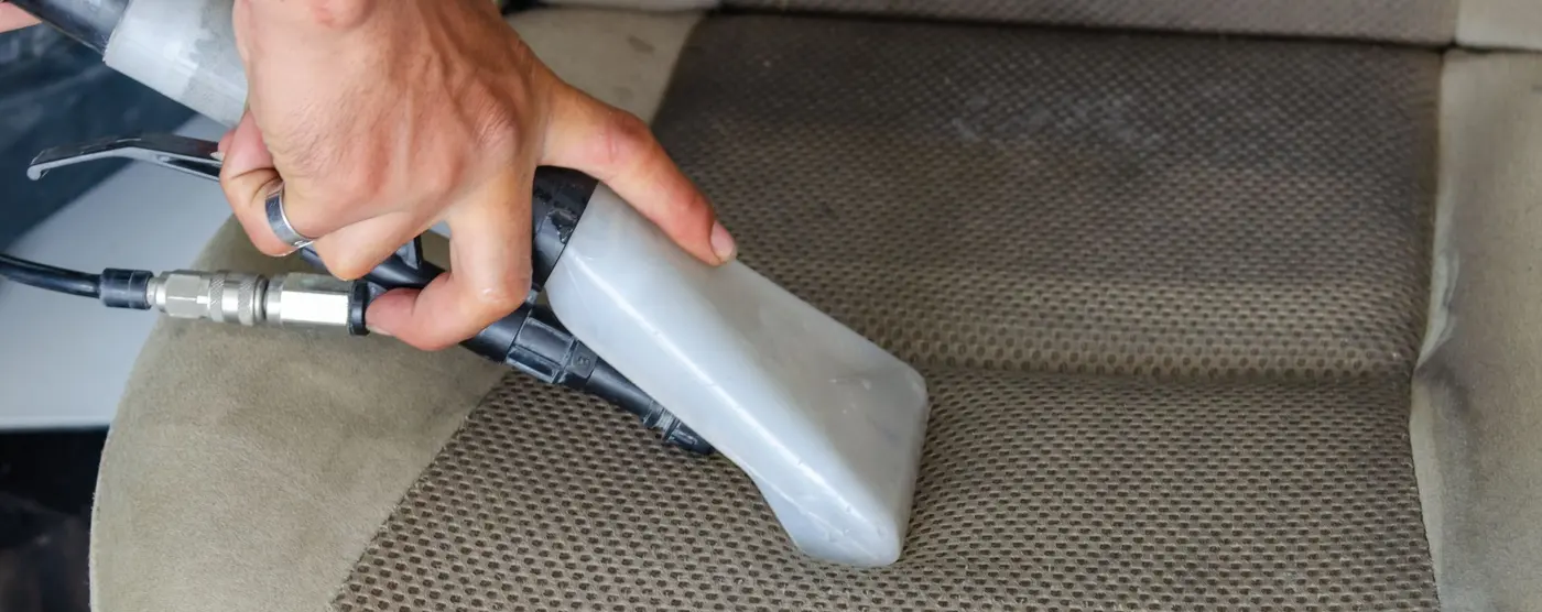 Siège de voiture en tissu nettoyé à l’injecteur-extracteur