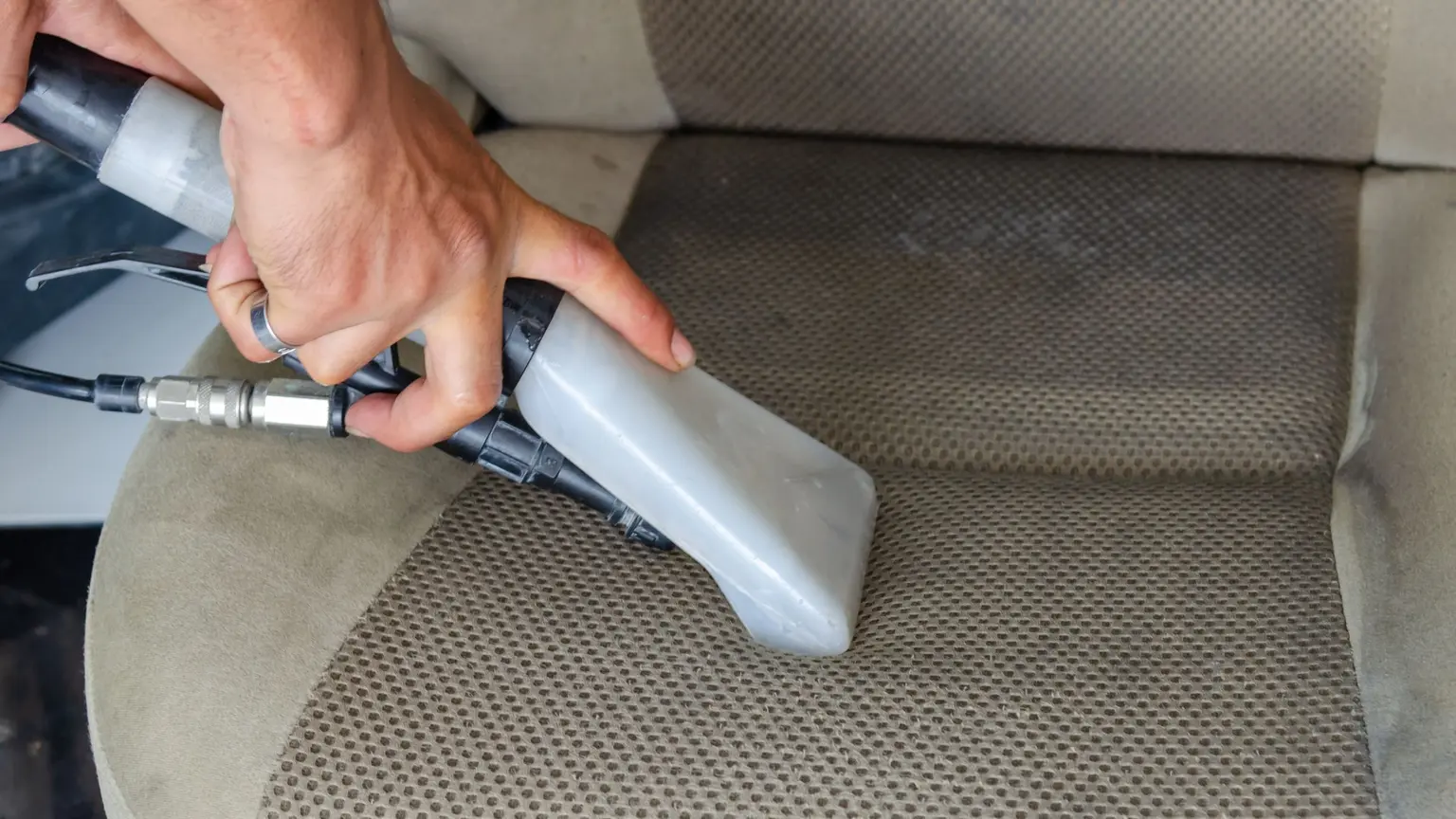 Siège de voiture en tissu nettoyé à l’injecteur-extracteur